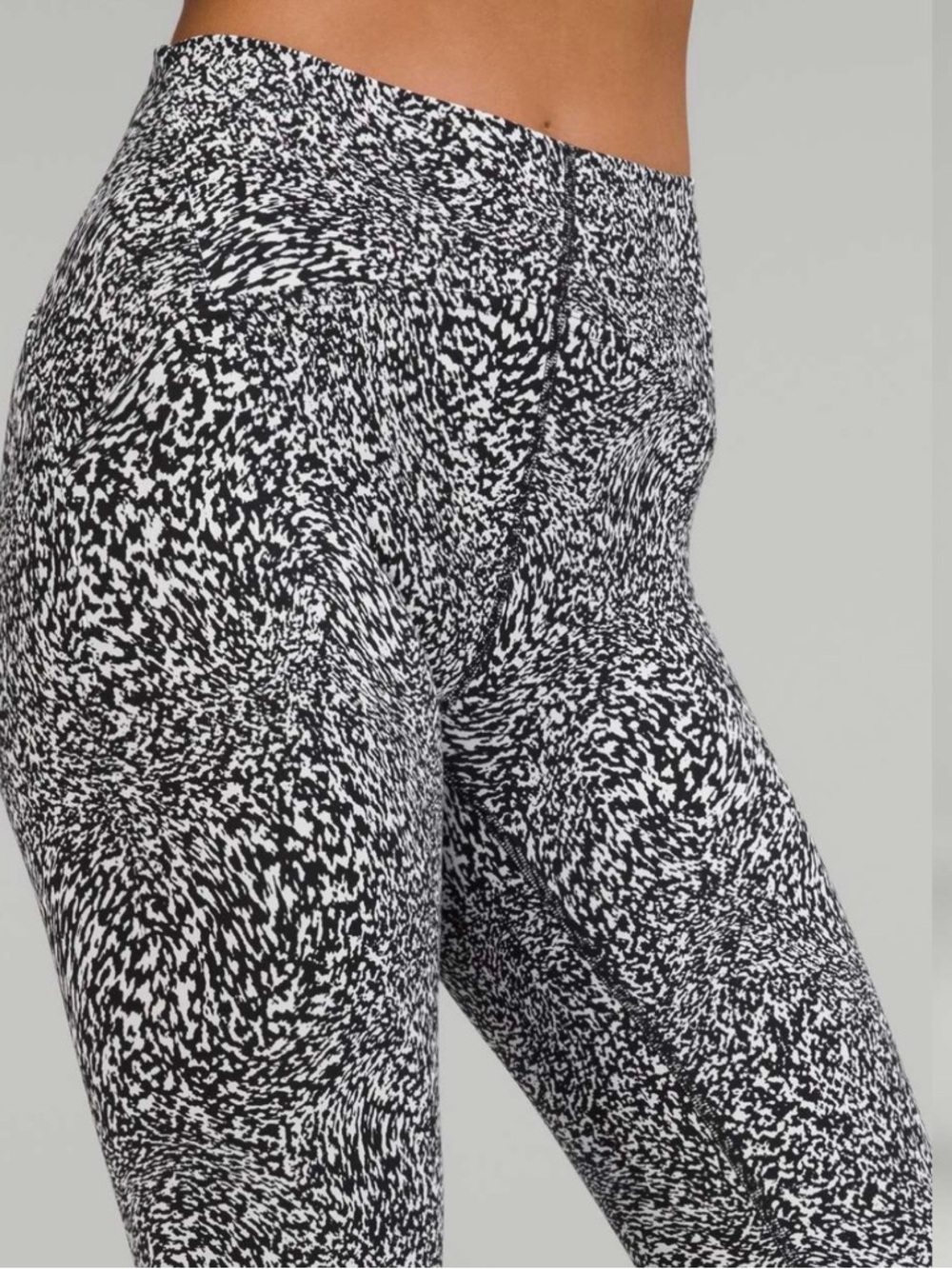 Lululemon InStill High-Rise Tight 25"
Warped Grain Alpine White Black Size 4